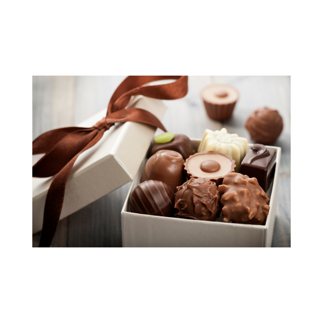 Geschenkkorb mit Schokolade und Knabbereien